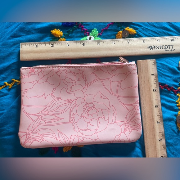 Delicate pink and white rose themed Ipsy cosmetic bag.Apx 5 x 7”. EUC - Picture 5 of 6